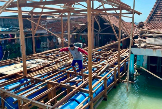 Pembangunan rumah apung tahap pertama bagi warga terdampak rob di Sayung Demak/Foto: Diskominfo Jateng